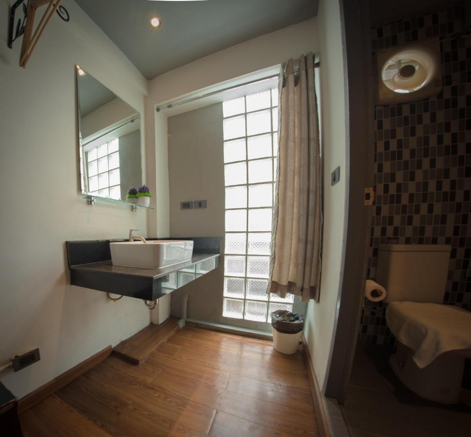 Admire Thonburi Hotel Bangkok Exterior photo